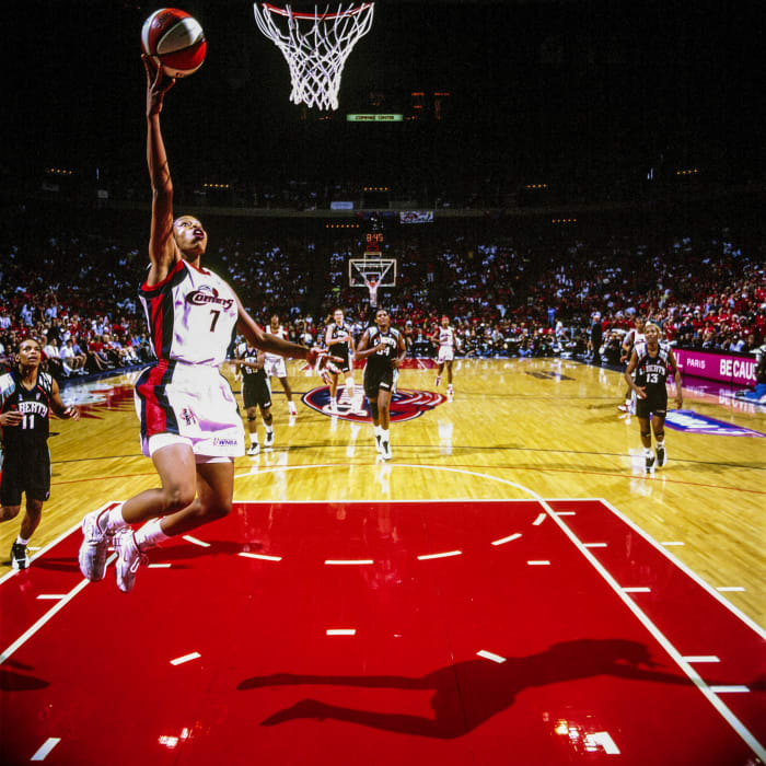 Tina Thompson goes in for a layup